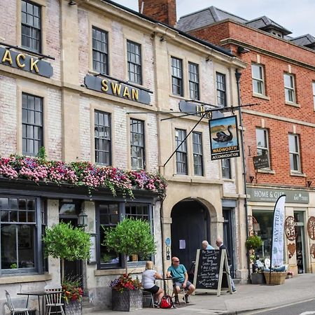 The Black Swan Inn Devizes Exterior photo